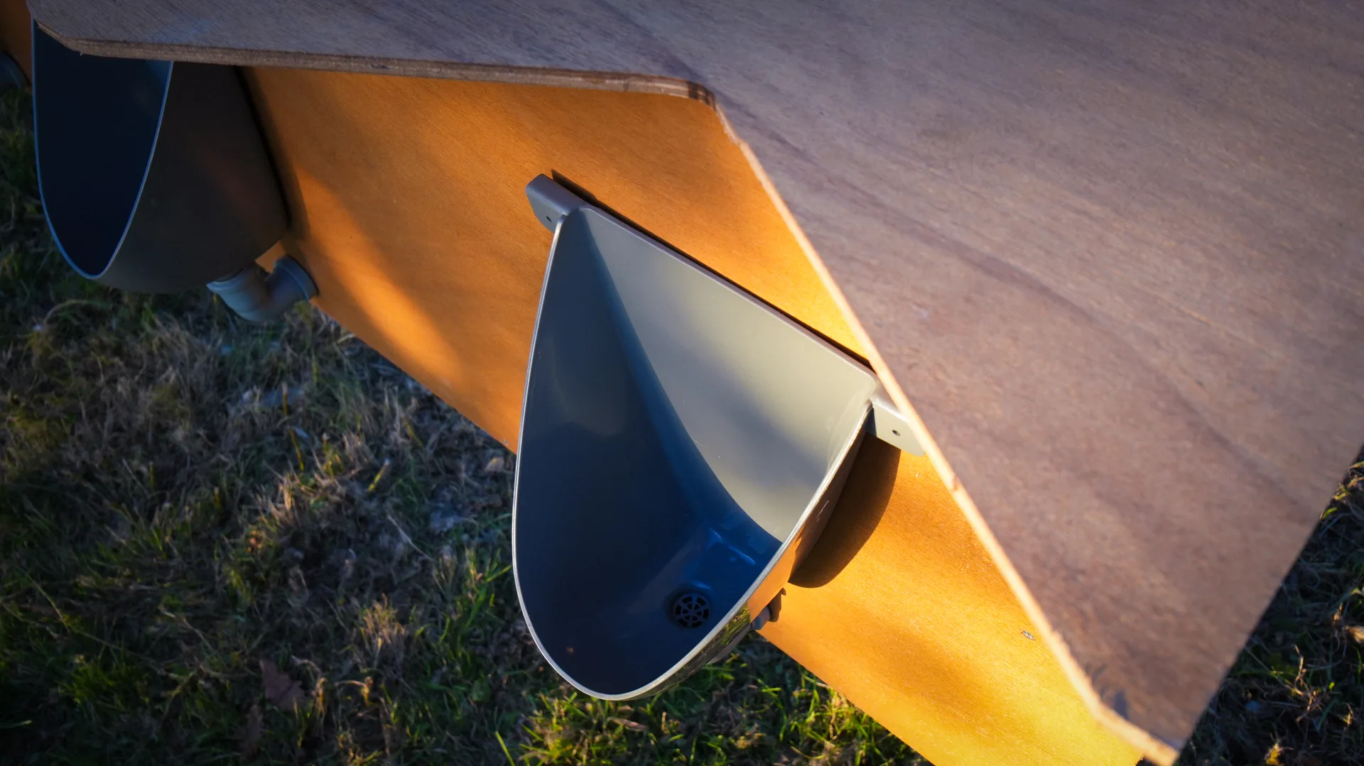 Urinoirs masculins autonomes en bois installés pour un festival